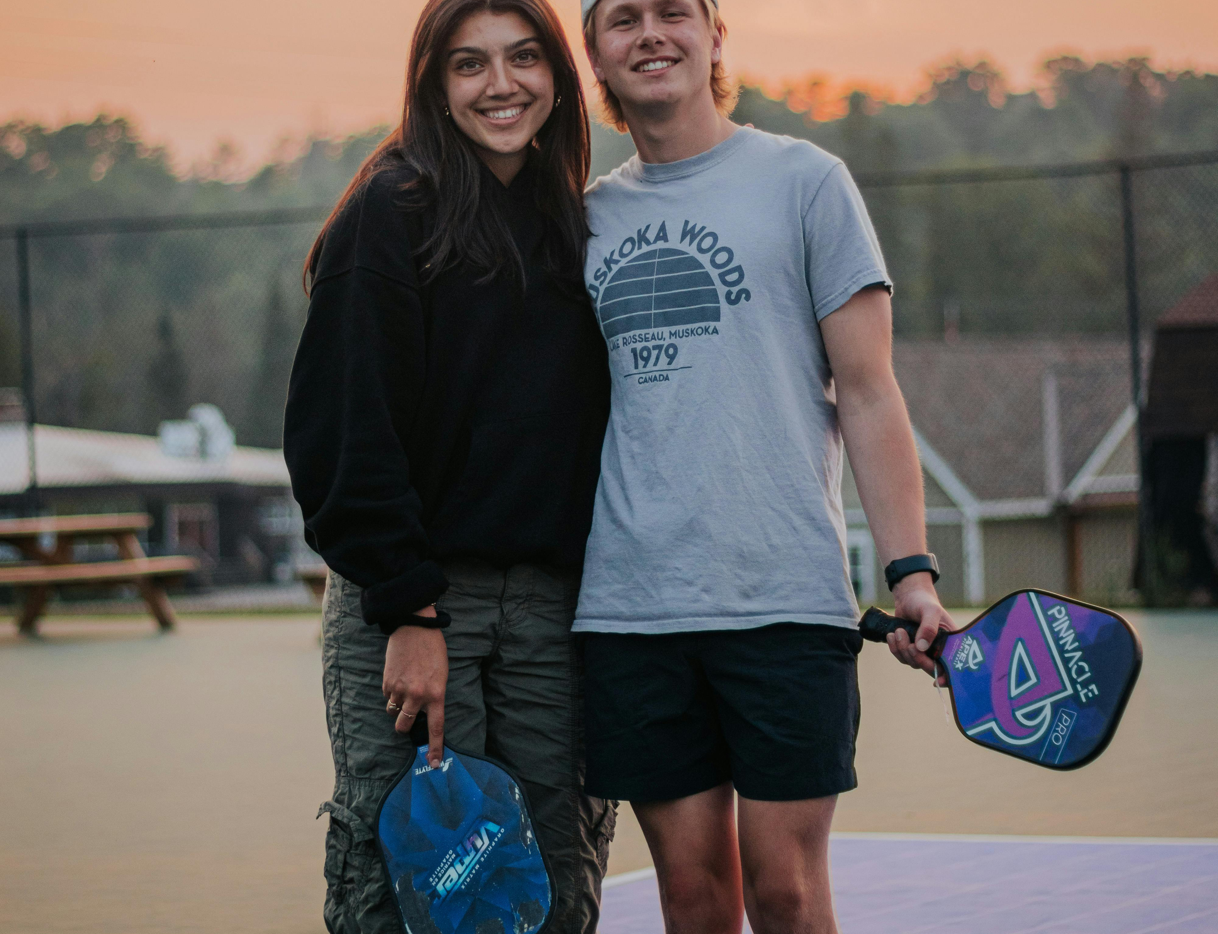 couple-holding-paddles